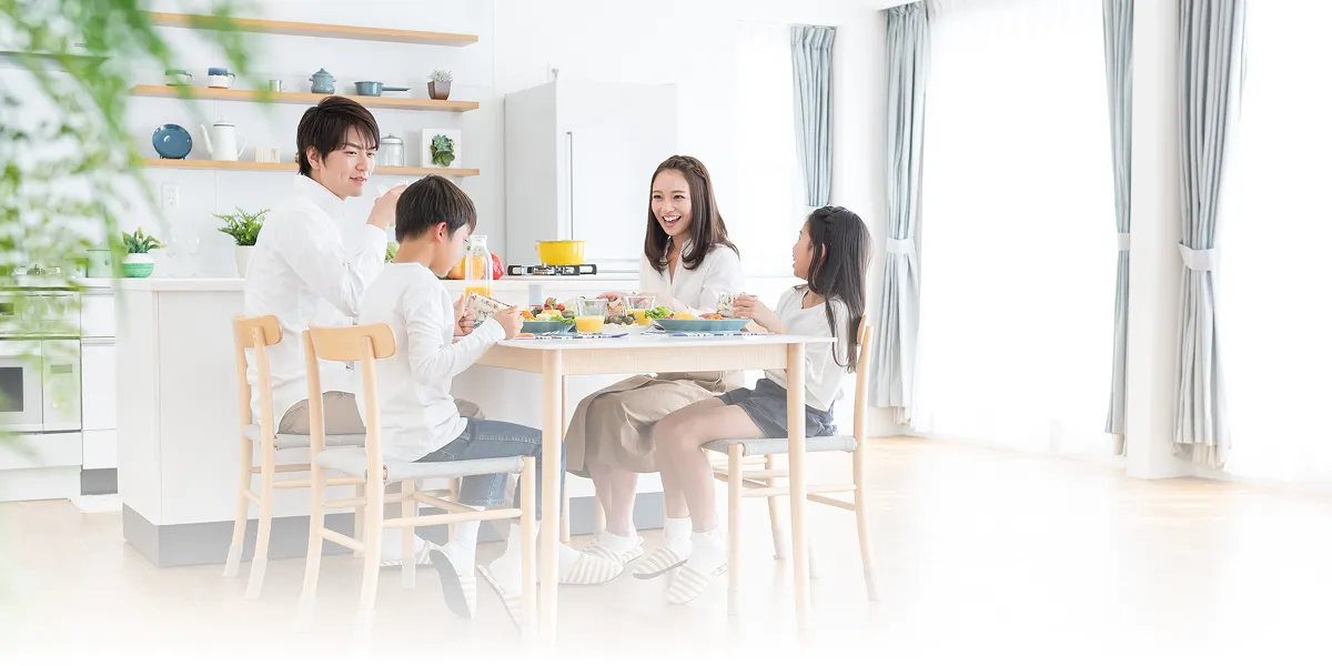 笑顔で食卓を囲む家族