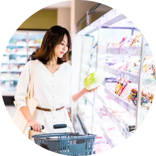 スーパーで買い物する女性