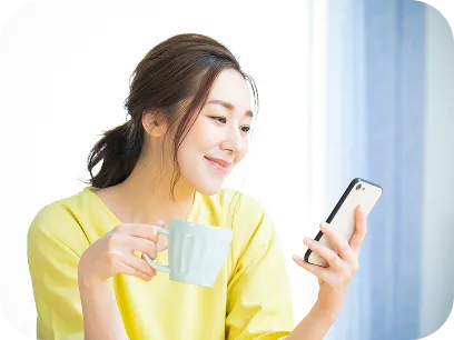 スマートフォンを操作する女性