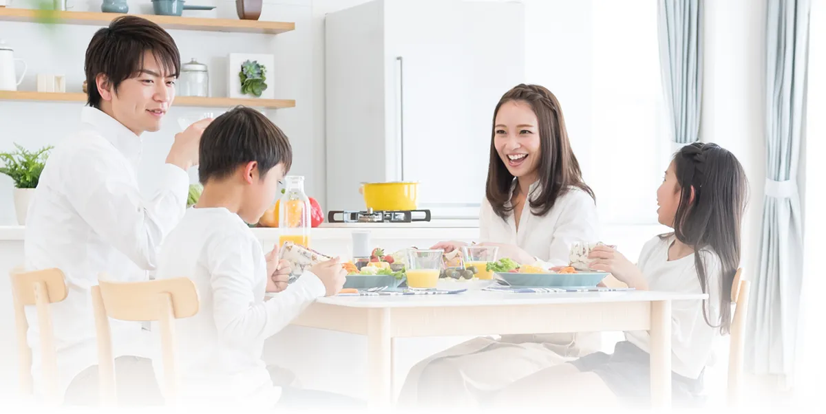 笑顔で食事を楽しむ家族