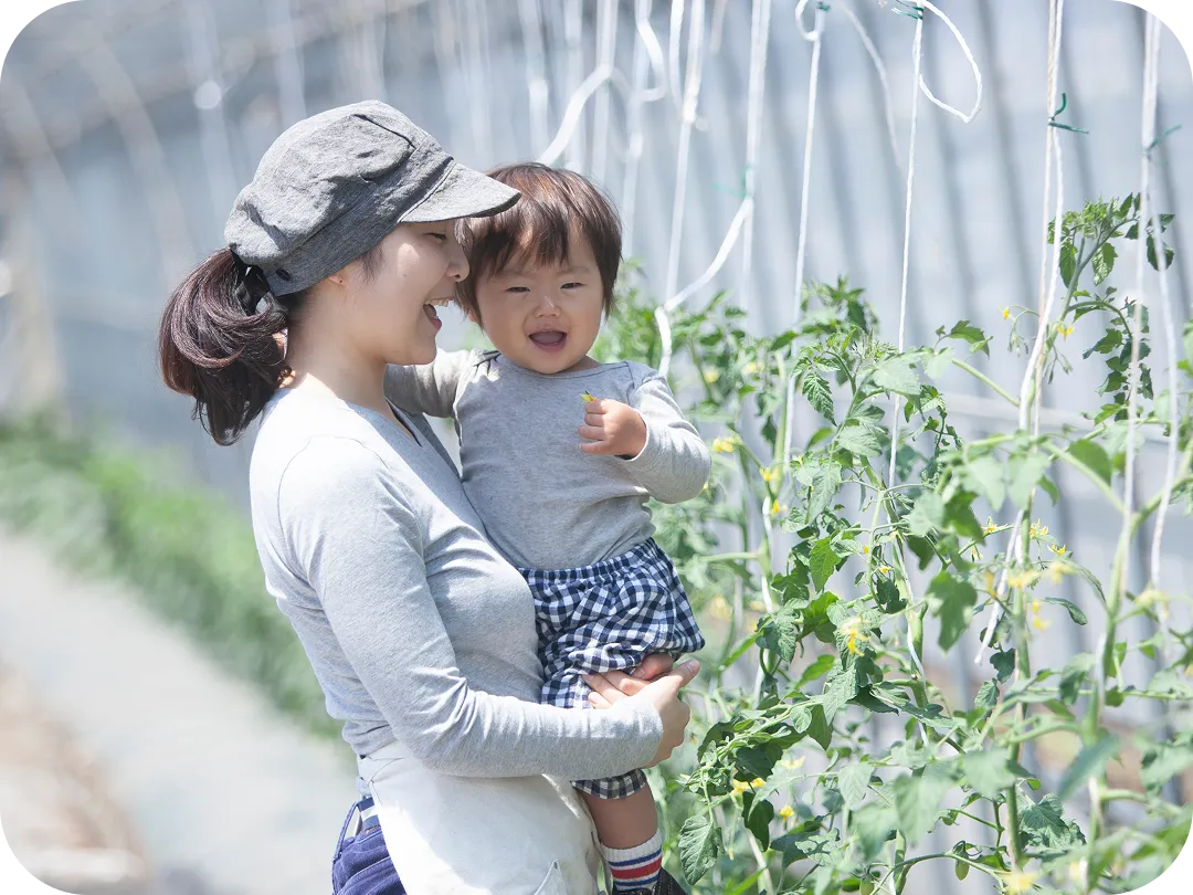 子供を抱っこしているママ