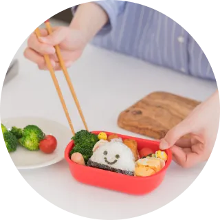 お弁当をつめる様子