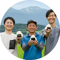 畑で
                    おにぎりを持っている3人の農家